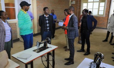 Kuba ufite abarimu bagomba kwigisha abana  50 ariko ukigisha 4 n'ikibazo"Hon Dr Frank Habineza"