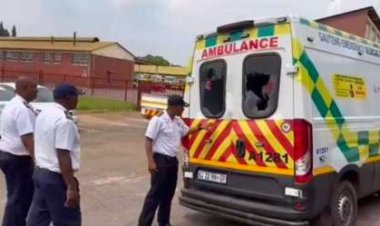 Itsinda ry'abagizi banabi bishe umurwayi bamusanze muri Ambilance