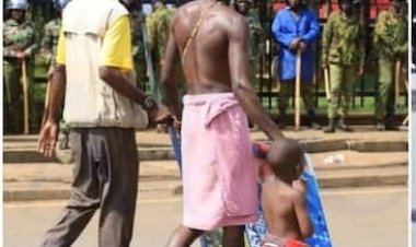 Umugabo yagaragaye mu myigaragambyo arikumwe n'umwana we w'imyaka itatu