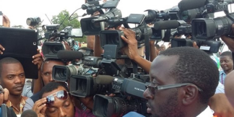 Abanyamakuru bahuye nuruva gusenya ubwo bajyaga gutara inkuru