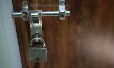 Umuzamu yakingiranye abakozi 50 bitewe n'ibirarane bamufitiye