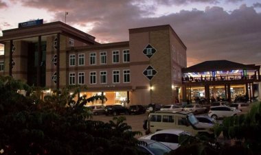 Yahanutse mu igorofa ya  gatatu ubwo yitiranyaga Umuryango wa Wese  n'idirishya.