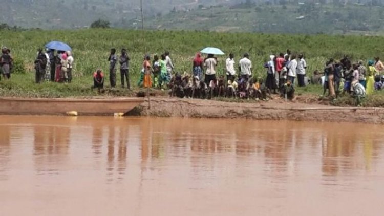 Muhanga: Abana 14 bikoreraga  amategura barohamye muri Nyabarongo 11 baburirwa irengero