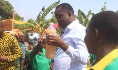 Abaturage  basabye  Umudepite kunywa amazi y'ibiziba  mu kugaragaza ikibazo bafite