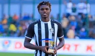 Niyigena Clement ateye umugongo APR Fc