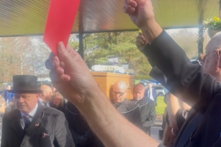 Mu gushyingura umusifuzi hifashishijwe amakarita atukura