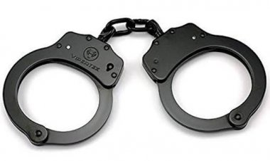 Umuhanzi yatawe muri yombi azira gushyira igitsina mu kanwa ku mwana