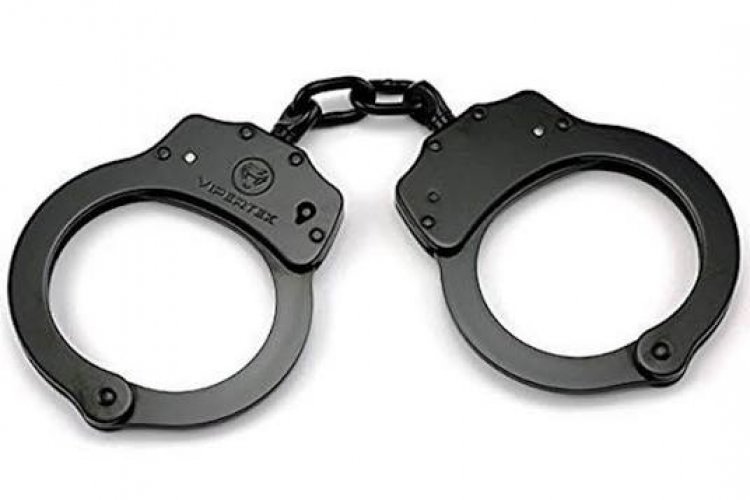 Umuhanzi yatawe muri yombi azira gushyira igitsina mu kanwa ku mwana