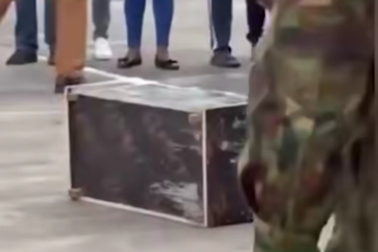 Shoferi na Komvayeri bafatanywe inzoka bashyize mu isanduku