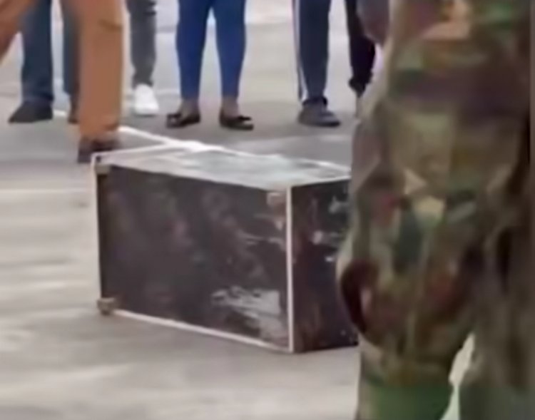 Shoferi na Komvayeri bafatanywe inzoka bashyize mu isanduku